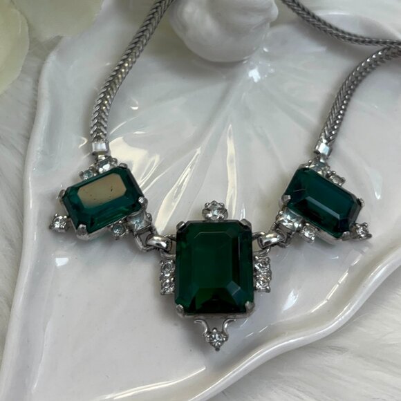 VINTAGE FAUX EMERALD & CRYSTAL NECKLACE - Picture 3 of 9